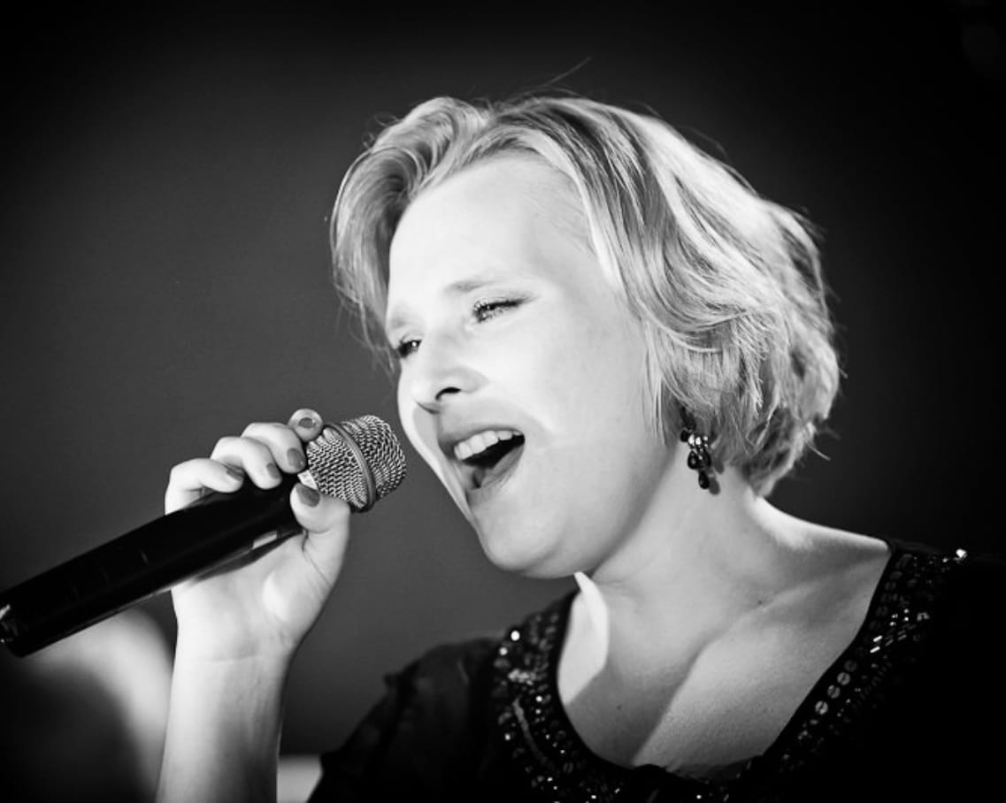 Version Delphine - Chanteuse